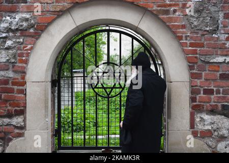 Ein Tourist aus Israel vor dem Friedhof der Remah-Synagoge, da viele Menschen aus der ganzen Welt einige Tage vor dem Internationalen Marsch des Lebens, der am 24.. April am Yom HaShoah - dem Holocaust-Gedenktag - stattfindet, in Krakau ankommen. Ein 3 Kilometer langer Spaziergang von Auschwitz nach Birkenau als stille Hommage an alle Opfer des Holocaust. Am Donnerstag, den 20. April 2017, in Krakau, Polen. (Foto von Artur Widak/NurPhoto) *** Bitte nutzen Sie die Gutschrift aus dem Kreditfeld *** Stockfoto