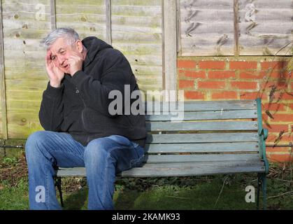 Angst. Alter oder älterer Mann, der unter Stress und Angst leidet. Erschrocken oder verängstigt. Stockfoto