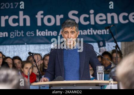 Der Arzt und Technikschriftsteller Ranga Yogeshwar spricht am 22. April 2017 beim "Marsch für die Wissenschaft" vor dem Brandenburger Tor in Berlin. Tausende von Menschen versammelten sich und versammelten sich heute in mehr als 500 Märschen auf der ganzen Welt, um die Bedeutung der Wissenschaft und die Rolle wissenschaftlich überprüfbarer Fakten und Ergebnisse für Freiheit und Demokratie gegen den Aufstieg „alternativer Fakten“ zu bemerken. (Foto von Emmanuele Contini/NurPhoto) *** Bitte benutzen Sie die Gutschrift aus dem Kreditfeld *** Stockfoto