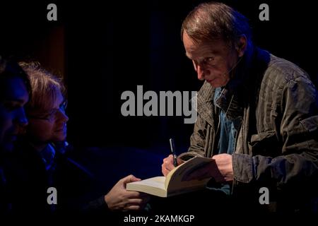 Der französische Schriftsteller Michel Houellebecq spricht in seinen Romanen am 21. April 2017 in der Termica in Malaga während der "La Noche de los libros" über Religion. (Foto von Guillaume Pinon/NurPhoto) *** Bitte nutzen Sie die Gutschrift aus dem Kreditfeld *** Stockfoto