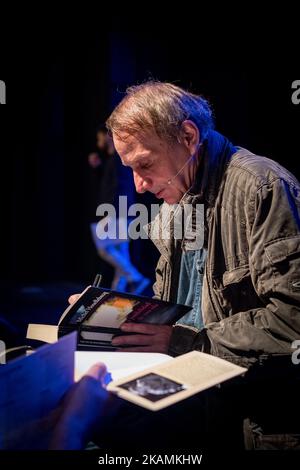 Der französische Schriftsteller Michel Houellebecq spricht in seinen Romanen am 21. April 2017 in der Termica in Malaga während der "La Noche de los libros" über Religion. (Foto von Guillaume Pinon/NurPhoto) *** Bitte nutzen Sie die Gutschrift aus dem Kreditfeld *** Stockfoto