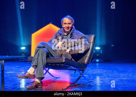Der französische Schriftsteller Michel Houellebecq spricht in seinen Romanen am 21. April 2017 in der Termica in Malaga während der "La Noche de los libros" über Religion. (Foto von Guillaume Pinon/NurPhoto) *** Bitte nutzen Sie die Gutschrift aus dem Kreditfeld *** Stockfoto