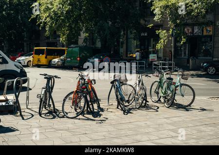 Ungarn, Budapest. 15. JUNI 2022. Eine Reihe von geparkten Fahrrädern auf den Straßen von Budapest Stadt an einem sonnigen Sommertag. Stockfoto