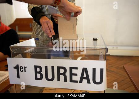 Eine Frau hat im Wahllokal von Capitole für die erste Runde der französischen Präsidentschaftswahlen im April 23. 2017 in Toulouse, Frankreich, ihre Stimme abgegeben. Die ersten Präsidentschaftswahlen in Frankreich, gefolgt von der zweiten Runde am 7. Mai, die von den beiden besten Kandidaten bestritten wird. Zu diesen gehören der Mitte-Rechts-Francois Fillon (Les Republicains), die rechtsextreme Marine Le Pen (Front National), Benoit Hamon (Sozialisten), der unabhängige Zentrist Emmanuel Macron (en Marche!) und der linke Jean-Luc Melenchon (La France Insoumise). (Foto von Alain Pitton/NurPhoto) *** Bitte nutzen Sie die Gutschrift aus dem Kreditfeld * Stockfoto