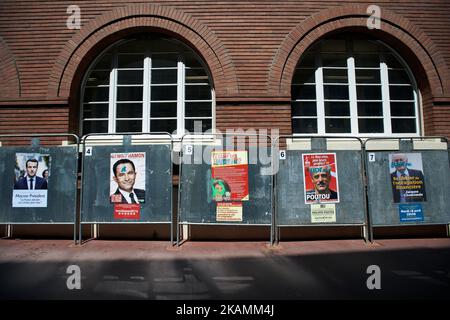 Plakate für Wahlkampfkampagnen in der Nähe eines Wahllokals kommen Menschen, um im Wahllokal von Capitole für die erste Runde der französischen Präsidentschaftswahlen im April 23. 2017 in Toulouse, Frankreich, zu stimmen. Die ersten Präsidentschaftswahlen in Frankreich, gefolgt von der zweiten Runde am 7. Mai, die von den beiden besten Kandidaten bestritten wird. Zu diesen gehören der Mitte-Rechts-Francois Fillon (Les Republicains), die rechtsextreme Marine Le Pen (Front National), Benoit Hamon (Sozialisten), der unabhängige Zentrist Emmanuel Macron (en Marche!) und der linke Jean-Luc Melenchon (La France Insoumise). (Foto von Alain Pitton/Nu Stockfoto