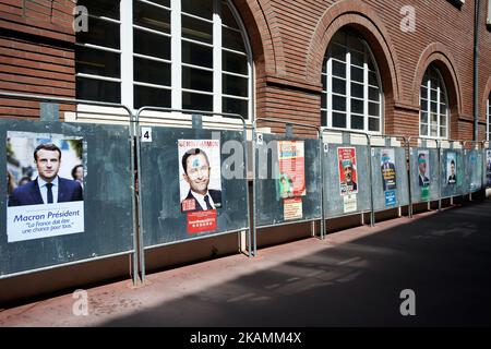 Plakate für Wahlkampfkampagnen in der Nähe eines Wahllokals kommen Menschen, um im Wahllokal von Capitole für die erste Runde der französischen Präsidentschaftswahlen im April 23. 2017 in Toulouse, Frankreich, zu stimmen. Die ersten Präsidentschaftswahlen in Frankreich, gefolgt von der zweiten Runde am 7. Mai, die von den beiden besten Kandidaten bestritten wird. Zu diesen gehören der Mitte-Rechts-Francois Fillon (Les Republicains), die rechtsextreme Marine Le Pen (Front National), Benoit Hamon (Sozialisten), der unabhängige Zentrist Emmanuel Macron (en Marche!) und der linke Jean-Luc Melenchon (La France Insoumise). (Foto von Alain Pitton/Nu Stockfoto