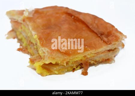 Gepolsterte Torten oder Feer Meshält Kissen wie Kuchen flockigen ägyptischen geschichteten Gebäck aus vielen dünnen Schichten von Teig und Ghee gefüllt und gefüllt mit Vanill Stockfoto