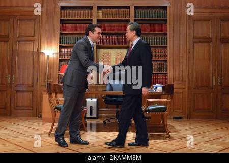 Der griechische Premierminister Alexis Tsipras begrüßt den chinesischen Außenminister Wang Yi, der am 23. April 2017 Griechenland in Athen besucht. (Foto von Wassilios Aswestopoulos/NurPhoto) *** Bitte nutzen Sie die Gutschrift aus dem Kreditfeld *** Stockfoto