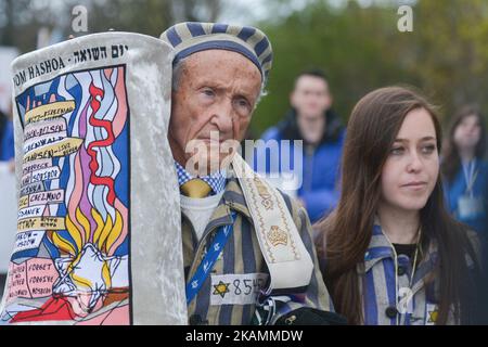 Der Holocaust-Überlebende Edward Mosberg aus New Jersey, USA, und seine Enkelin Jordana Karger in der Großmutter-Häftlingsuniform gehen während des jährlichen Marsch der Lebenden. Jüdische Menschen aus Israel und der ganzen Welt marschierten 3km auf der Strecke von Auschwitz nach Birkenau, zwischen zwei ehemaligen deutschen Nazi-Todeslagern, als stille Hommage an alle Opfer des Holocaust. Am Montag, den 24. April 2017, in Oswiecim, Polen. Foto von Artur Widak *** Bitte nutzen Sie die Gutschrift aus dem Kreditfeld *** Stockfoto