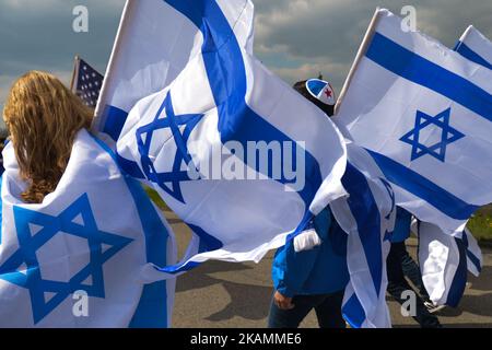 Teilnehmer mit israelischen Flaggen gehen während des jährlichen Marsches der Lebenden. Jüdinnen und Juden aus Israel und der ganzen Welt marschierten die 3km von Auschwitz nach Birkenau, zwischen zwei ehemaligen deutschen Nazi-Todeslagern, als stille Hommage an alle Opfer des Holocaust. Am Montag, den 24. April 2017, in Oswiecim, Polen. Foto von Artur Widak *** Bitte nutzen Sie die Gutschrift aus dem Kreditfeld *** Stockfoto