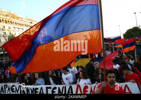 Mitglieder der armenischen Gemeinschaft demonstrieren am 24. April 2017 in Thessaloniki vor dem türkischen Konsulat während einer Kundgebung zum Gedenken an den 102.. Jahrestag des Völkermordes an den Armeniern. Armenier sagen, dass während des Ersten Weltkriegs bis zu 1,5 Millionen Menschen getötet wurden, als das Osmanische Reich auseinanderfiel, was von vielen anderen Ländern unterstützt wird. Die Türkei lehnt das Genozidlabel heftig ab und argumentiert, dass 300.000 bis 500.000 Armenier und mindestens ebenso viele Türken in zivilen Unruhen starben, als Armenier sich gegen ihre osmanischen Herrscher auflehnten und sich auf die Seite der Invasion russischer Truppen stellten. (Foto von Grigoris Siamidis/Nu Stockfoto