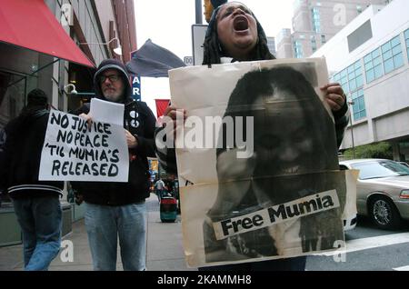 Ein Mumia-Anhänger singt emotional keine Gerechtigkeit, keinen Frieden, bis Mumia freigelassen wird, während er am 24. April 2017 ein Plakat von Mumia Abu-Jamal vor dem Criminal Justice Center hält. Mumia wurde 1981 wegen Mordes an Polizeioffizier Daniel Faulkner verurteilt. Seine Anhänger auf der ganzen Welt halten fest, dass die Verurteilung unrechtmäßig war und dass die Staatsanwaltschaft sowohl Beweise fabrizierte als auch entsetzliche Beweise im Fall gegen Mumia zurückhielt. (Foto von Cory Clark/NurPhoto) *** Bitte nutzen Sie die Gutschrift aus dem Kreditfeld *** Stockfoto