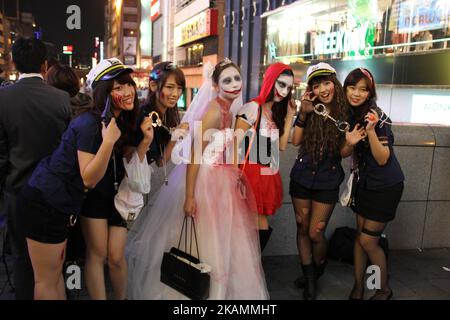 Eine Gruppe japanischer gruseliger Cosplayer an Halloween in Dotonbori, Osaka, Japan Stockfoto