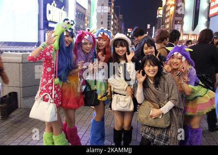 Eine Gruppe japanischer Cosplayer an Halloween in Dotonbori, Osaka, Japan Stockfoto