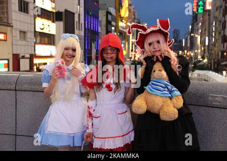 Eine Gruppe japanischer gruseliger Cosplayer an Halloween in Dotonbori, Osaka, Japan Stockfoto