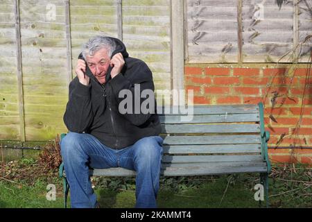 Angst. Alter oder älterer Mann, der unter Stress und Angst leidet. Erschrocken oder verängstigt. Stockfoto