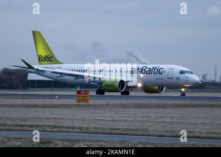 Air Baltic, eine regionale Fluggesellschaft mit Sitz in Riga, Lettland, ist der erste Anbieter, der am 19. April 2017 das brandneue Bombardier CS300-Flugzeug aus kanadischer Fabrikflugzeugfertigung in Amsterdam, Niederlande, fliegt. CS300 ist das neueste Schmalkarosserie- oder Eingangflugzeug, das die modernste und modernste Technologie verwendet. Größere Fenster, weniger Lärm, weniger Kraftstoffverbrauch, breitere Sitze und eine Kabine mit Umgebungslicht gehören zu den neuesten Eigenschaften. Air Baltic konzentriert sich auf die baltischen Länder als Drehkreuze und dient in Europa, Russland und bald auch in Abu Dhabi. Die Bilder stammen von einer der verkehrsreichsten Strecken der Fluggesellschaft, von Amsterdam nach Riga. Stockfoto