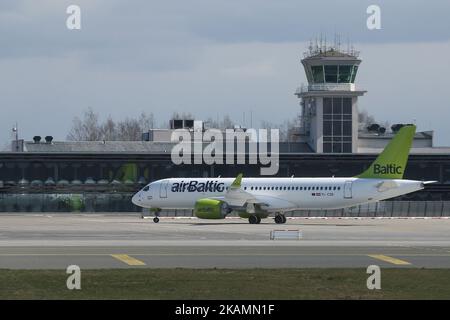 Air Baltic, eine regionale Fluggesellschaft mit Sitz in Riga, Lettland, ist der erste Anbieter, der am 19. April 2017 das brandneue Bombardier CS300-Flugzeug aus kanadischer Fabrikflugzeugfertigung in Amsterdam, Niederlande, fliegt. CS300 ist das neueste Schmalkarosserie- oder Eingangflugzeug, das die modernste und modernste Technologie verwendet. Größere Fenster, weniger Lärm, weniger Kraftstoffverbrauch, breitere Sitze und eine Kabine mit Umgebungslicht gehören zu den neuesten Eigenschaften. Air Baltic konzentriert sich auf die baltischen Länder als Drehkreuze und dient in Europa, Russland und bald auch in Abu Dhabi. Die Bilder stammen von einer der verkehrsreichsten Strecken der Fluggesellschaft, von Amsterdam nach Riga. Stockfoto