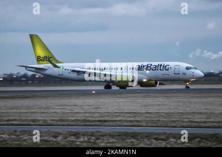 Air Baltic, eine regionale Fluggesellschaft mit Sitz in Riga, Lettland, ist der erste Anbieter, der am 19. April 2017 das brandneue Bombardier CS300-Flugzeug aus kanadischer Fabrikflugzeugfertigung in Amsterdam, Niederlande, fliegt. CS300 ist das neueste Schmalkarosserie- oder Eingangflugzeug, das die modernste und modernste Technologie verwendet. Größere Fenster, weniger Lärm, weniger Kraftstoffverbrauch, breitere Sitze und eine Kabine mit Umgebungslicht gehören zu den neuesten Eigenschaften. Air Baltic konzentriert sich auf die baltischen Länder als Drehkreuze und dient in Europa, Russland und bald auch in Abu Dhabi. Die Bilder stammen von einer der verkehrsreichsten Strecken der Fluggesellschaft, von Amsterdam nach Riga. Stockfoto