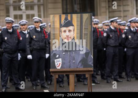 Ein Porträt von Xavier Jugele, dem Polizisten, der bei einem Angriff auf die Champs Elysees von einem Dschihadisten getötet wurde, ist während einer Zeremonie am 25. April 2017 im Gebäude der Pariser Präfektur abgebildet. Der französische Polizist Xavier Jugele wurde am 20. April auf der weltberühmten Pariser Allee bei einem Angriff der Gruppe des Islamischen Staats getötet. (Foto von Julien Mattia/NurPhoto) *** Bitte nutzen Sie die Gutschrift aus dem Kreditfeld *** Stockfoto