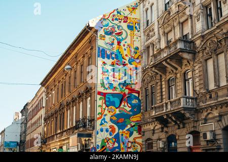 Ungarn, Budapest. 15. JUNI 2022. Wandbild Street Art in der Altstadt Beautify Budapest, die den Tourismus in der Nähe der Donau darstellt. Stockfoto