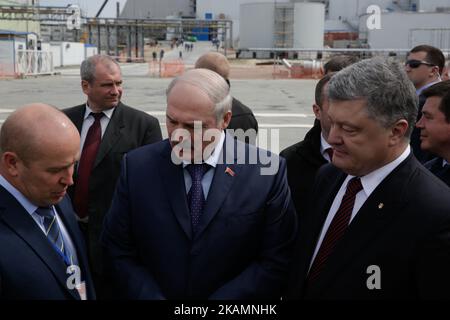 Der Präsident der Ukraine, Petro Poroschenko (R), und Alexander Lukaschenko (L), Weißrussland, sprechen mit dem Mitarbeiter des Kraftwerks vor der sicheren NPP-Haft in Tschornobyl während des Treffens zum Gedenken an die Opfer der Atomkatastrophe von 1986 in der 31. Ukraine am 26. April 2017. (Foto von Sergii Kharchenko/NurPhoto) *** Bitte nutzen Sie die Gutschrift aus dem Kreditfeld *** Stockfoto