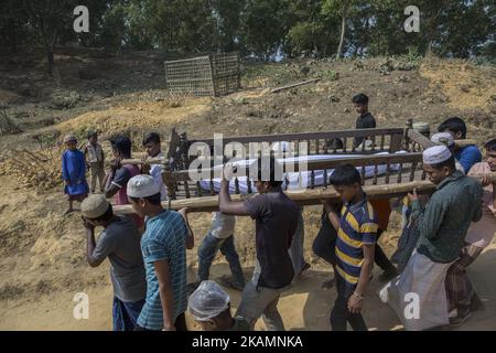 Rohingya-Flüchtlinge nehmen an der Beerdigung von Khalek, 16, Teil, der am 05. März 2017 im Flüchtlingslager Kutuplanong, Cox's Bazar, Bangladesch, an Durchfall starb. Seit dem 9. Oktober 2016 sind rund 70.000 Rohingya-Muslime aus Myanmar nach Bangladesch geflohen, nachdem das birmanische Militär Räumungsoperationen gestartet hat. Das UN-Menschenrechtsbüro sagte in ihrem Bericht, dass die Sicherheitskräfte Myanmars Massenmorde, Folter und Bandenvergewaltigungen von Rohingyas begangen und ihre Dörfer verbrannt haben. Rohingyas begann vor militärischer Unterdrückung zu fliehen – zuerst 1978 und dann erneut 1991-92 – und das bei einem starken Zufluss von etwa 5 Stockfoto