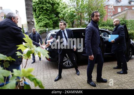 Französischer Präsidentschaftswahlkandidat für die en Marche ! Die Bewegung Emmanuel Macron (C) spricht mit einem Mitarbeiter, als er am 26. April 2017 in der Whirlpool-Fabrik in Amiens, Nordfrankreich, eintrifft. Der französische Präsidentschaftskandidat Emmanuel Macron wurde am 26. April 2017 mit Buhrufen und Gesängen zugunsten seines rechtsextremen Rivalen getroffen, als er einen chaotischen Besuch in einer unterbedrohten Fabrik in Nordfrankreich unternahm. Während des eilig vereinbarten Besuchs riefen einige in der Menge „Präsident Marine!“ Und buochte, als der 39-jährige ehemalige Bankier vor der Whirlpool-Gerätefabrik in der Rustgürtel-Stadt Amiens stand. ( Stockfoto