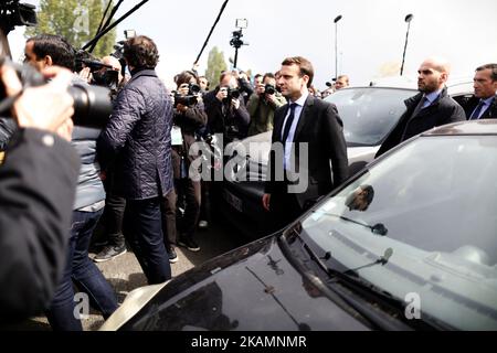 Französischer Präsidentschaftswahlkandidat für die en Marche ! Die Bewegung Emmanuel Macron (C) spricht mit einem Mitarbeiter, als er am 26. April 2017 in der Whirlpool-Fabrik in Amiens, Nordfrankreich, eintrifft. Der französische Präsidentschaftskandidat Emmanuel Macron wurde am 26. April 2017 mit Buhrufen und Gesängen zugunsten seines rechtsextremen Rivalen getroffen, als er einen chaotischen Besuch in einer unterbedrohten Fabrik in Nordfrankreich unternahm. Während des eilig vereinbarten Besuchs riefen einige in der Menge „Präsident Marine!“ Und buochte, als der 39-jährige ehemalige Bankier vor der Whirlpool-Gerätefabrik in der Rustgürtel-Stadt Amiens stand. ( Stockfoto