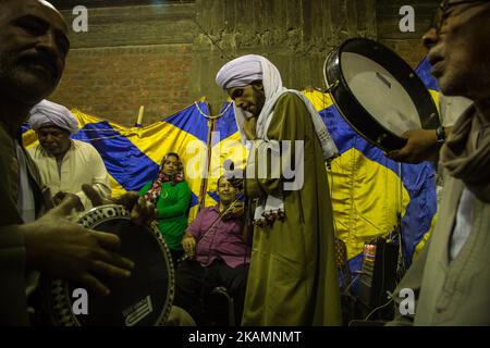 Ägyptische Sufi-Muslime feiern am 25. April 2017 den Geburtstag von Al Sayeda Zainab, Enkelin des Propheten Muhammad, vor der Al Sayeda Zainab Moschee in Kairo, Ägypten. Nach Angaben der Sufis enthält die Moschee das Grab von Al Sayeda Zainab. (Foto von Ibrahim Ezzat/NurPhoto) *** Bitte nutzen Sie die Gutschrift aus dem Kreditfeld *** Stockfoto