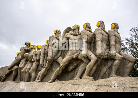 Das Denkmal der Bandeiras ist am 26. April 2017 in Sao Paulo, Brasilien, mit gelben Ohrschützern auf dem Internationalen Tag des Lärmbewusstseins zu sehen. (Foto von Cris FAGA/NurPhoto) *** Bitte nutzen Sie die Gutschrift aus dem Kreditfeld *** Stockfoto