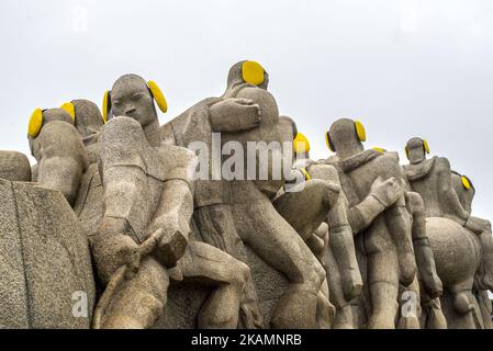 Das Denkmal der Bandeiras ist am 26. April 2017 in Sao Paulo, Brasilien, mit gelben Ohrschützern auf dem Internationalen Tag des Lärmbewusstseins zu sehen. (Foto von Cris FAGA/NurPhoto) *** Bitte nutzen Sie die Gutschrift aus dem Kreditfeld *** Stockfoto