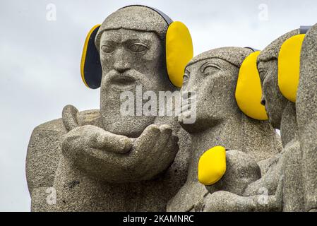 Das Denkmal der Bandeiras ist am 26. April 2017 in Sao Paulo, Brasilien, mit gelben Ohrschützern auf dem Internationalen Tag des Lärmbewusstseins zu sehen. (Foto von Cris FAGA/NurPhoto) *** Bitte nutzen Sie die Gutschrift aus dem Kreditfeld *** Stockfoto