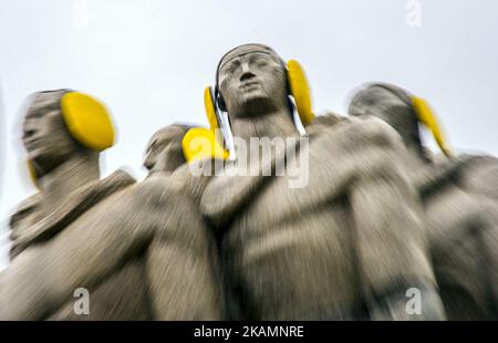 Das Denkmal der Bandeiras ist am 26. April 2017 in Sao Paulo, Brasilien, mit gelben Ohrschützern auf dem Internationalen Tag des Lärmbewusstseins zu sehen. (Foto von Cris FAGA/NurPhoto) *** Bitte nutzen Sie die Gutschrift aus dem Kreditfeld *** Stockfoto