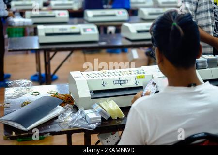 Arbeiter bereiten Wählerausweise für die bevorstehenden Kommunalwahlen bei der wahlkommission in Kathmandu, Nepal, am 27. April 2017 vor. Nepal soll am 14. Mai 2017 für die Kommunalwahlen stimmen. (Foto von Sunil Pradhan/NurPhoto) *** Bitte benutzen Sie die Gutschrift aus dem Kreditfeld *** Stockfoto