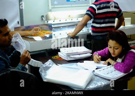 Arbeiter bereiten Wählerausweise für die bevorstehenden Kommunalwahlen bei der wahlkommission in Kathmandu, Nepal, am 27. April 2017 vor. Nepal soll am 14. Mai 2017 für die Kommunalwahlen stimmen. (Foto von Sunil Pradhan/NurPhoto) *** Bitte benutzen Sie die Gutschrift aus dem Kreditfeld *** Stockfoto