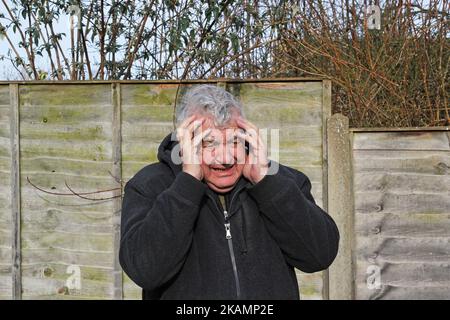Angst. Alter oder älterer Mann, der unter Stress und Angst leidet. Erschrocken oder verängstigt. Stockfoto