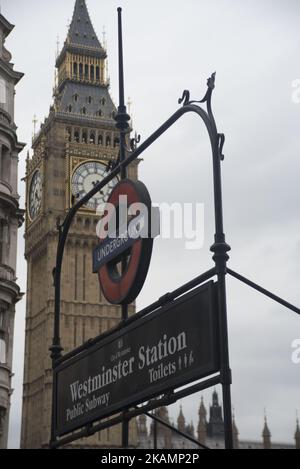 Der Ausgang der U-Bahn-Station ist am 27. April 2017 in London geschlossen. Ein Mann, der Messer in der Nähe der Parlamentsgebäude trägt, wurde von der bewaffneten Polizei zu Boden gerungen und wegen des Verdachts auf terroristische Straftaten verhaftet. (Foto von Alberto Pezzali/NurPhoto) *** Bitte nutzen Sie die Gutschrift aus dem Kreditfeld *** Stockfoto