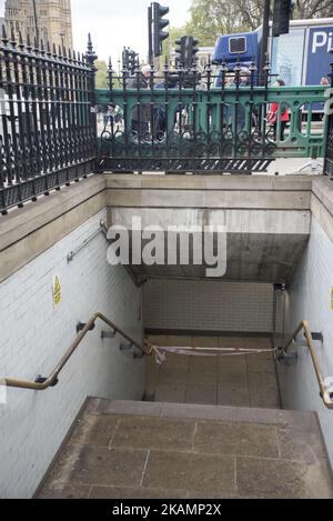 Der Ausgang der U-Bahn-Station ist am 27. April 2017 in London geschlossen. Ein Mann, der Messer in der Nähe der Parlamentsgebäude trägt, wurde von der bewaffneten Polizei zu Boden gerungen und wegen des Verdachts auf terroristische Straftaten verhaftet. (Foto von Alberto Pezzali/NurPhoto) *** Bitte nutzen Sie die Gutschrift aus dem Kreditfeld *** Stockfoto