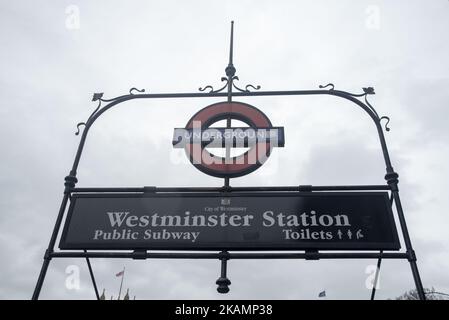 Der Ausgang der U-Bahn-Station ist am 27. April 2017 in London geschlossen. Ein Mann, der Messer in der Nähe der Parlamentsgebäude trägt, wurde von der bewaffneten Polizei zu Boden gerungen und wegen des Verdachts auf terroristische Straftaten verhaftet. (Foto von Alberto Pezzali/NurPhoto) *** Bitte nutzen Sie die Gutschrift aus dem Kreditfeld *** Stockfoto