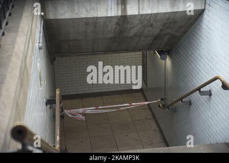 Der Ausgang der U-Bahn-Station ist am 27. April 2017 in London geschlossen. Ein Mann, der Messer in der Nähe der Parlamentsgebäude trägt, wurde von der bewaffneten Polizei zu Boden gerungen und wegen des Verdachts auf terroristische Straftaten verhaftet. (Foto von Alberto Pezzali/NurPhoto) *** Bitte nutzen Sie die Gutschrift aus dem Kreditfeld *** Stockfoto