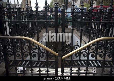 Der Ausgang der U-Bahn-Station ist am 27. April 2017 in London geschlossen. Ein Mann, der Messer in der Nähe der Parlamentsgebäude trägt, wurde von der bewaffneten Polizei zu Boden gerungen und wegen des Verdachts auf terroristische Straftaten verhaftet. (Foto von Alberto Pezzali/NurPhoto) *** Bitte nutzen Sie die Gutschrift aus dem Kreditfeld *** Stockfoto