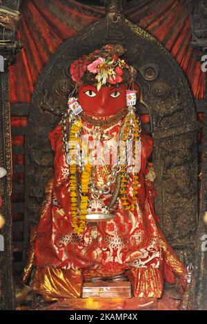 Ein Porträt von Idol Rato Machindranath 'God of Rain' in Machindra Bahal, Laltipur, Nepal am Donnerstag, 27. April 2017. Das Rato Machindranath Festival, das längste Festival Nepals, wird fortgesetzt, indem es den Wagen vom 1. Mai 2017 aus Pulchowk zieht. RATO Machindranath wird auch als der "Gott des Regens" bezeichnet und sowohl Hindus als auch Buddhisten beten den Machindranath in der Hoffnung auf guten Regen an, um Dürren während der Reisplantage zu verhindern. (Foto von Narayan Maharjan/NurPhoto) *** Bitte nutzen Sie die Gutschrift aus dem Kreditfeld *** Stockfoto
