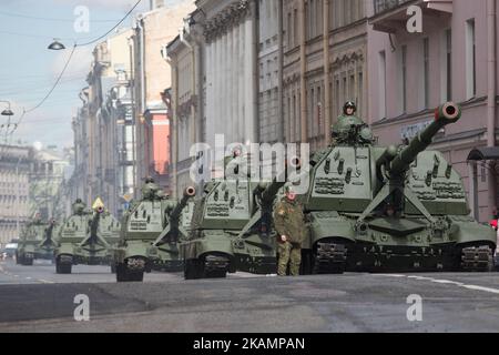 Ein selbstfahrendes Artilleriesystem MSTA-S reist an, um an einer Probe für die Militärparade des Siegestages teilzunehmen, die am 9. Mai auf dem Dvorzowaja-Platz (Palast) in St.Petersburg, Russland, am Donnerstag, den 27. April, stattfinden wird. 2017. (Foto von Igor Russak/NurPhoto) *** Bitte nutzen Sie die Gutschrift aus dem Kreditfeld *** Stockfoto