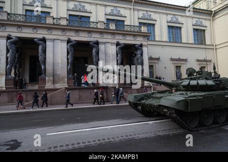 Ein Panzer T-72B3 reist, um an einer Probe für die Militärparade des Siegestages teilzunehmen, die am 9. Mai auf dem Dvortsovaya-Platz (Palast) in St.Petersburg, Russland, am Donnerstag, den 27. April, stattfinden wird. 2017. (Foto von Igor Russak/NurPhoto) *** Bitte nutzen Sie die Gutschrift aus dem Kreditfeld *** Stockfoto
