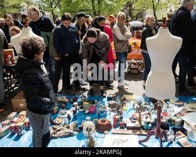 Verkäufer und Käufer besuchen am 27. April 2017 einen Vrijmarkt in Amsterdam, Niederlande, am traditionellen Königstag, der Feier des Geburtstages des niederländischen Königs Willem-Alexander am 26. April. In diesem Jahr feiert der niederländische Monarch den 50.. Geburtstag. (Foto von Romy Arroyo Fernandez/NurPhoto) *** Bitte nutzen Sie die Gutschrift aus dem Kreditfeld *** Stockfoto