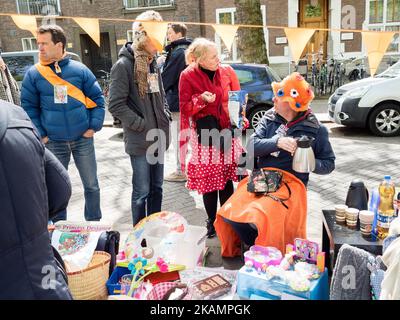 Verkäufer und Käufer besuchen am 27. April 2017 einen Vrijmarkt in Amsterdam, Niederlande, am traditionellen Königstag, der Feier des Geburtstages des niederländischen Königs Willem-Alexander am 26. April. In diesem Jahr feiert der niederländische Monarch den 50.. Geburtstag. (Foto von Romy Arroyo Fernandez/NurPhoto) *** Bitte nutzen Sie die Gutschrift aus dem Kreditfeld *** Stockfoto