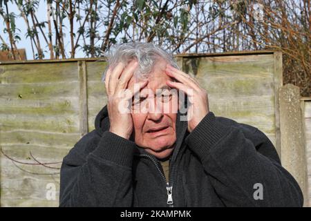Angst. Alter oder älterer Mann, der unter Stress und Angst leidet. Erschrocken oder verängstigt. Stockfoto