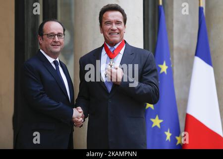 Der französische Präsident Francois Hollande schüttelt sich die Hände mit dem US-Schauspieler und ehemaligen Gouverneur von Kalifornien Arnold Schwarzenegger (R), nachdem er am 28. April 2017 im Pariser Elysee-Palast den höchsten französischen Orden, den Chevalier (Knight) de la Légion d'Honneur, erhalten hatte. (Foto von Geoffroy Van der Hasselt/NurPhoto) *** Bitte nutzen Sie die Gutschrift aus dem Kreditfeld *** Stockfoto