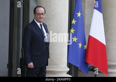 Der französische Präsident Francois Hollande sieht zu, wie er vor einem Treffen im Pariser Elysee-Palast am 28. April 2017 den Schauspieler und ehemaligen Gouverneur von Kalifornien, Arnold Schwarzenegger, erwartet. (Foto von Geoffroy Van der Hasselt/NurPhoto) *** Bitte nutzen Sie die Gutschrift aus dem Kreditfeld *** Stockfoto